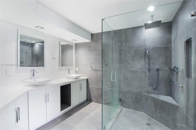 Building Photo - 888 Brickell Key Dr