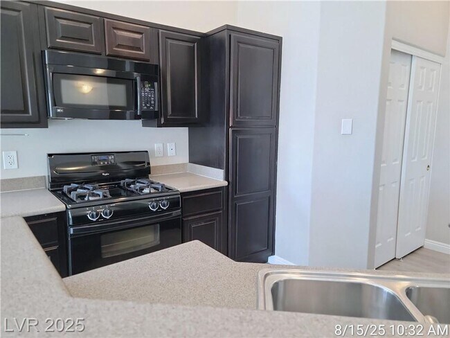 Building Photo - FANTASTIC TOWNHOME - POPULAR FLOORPLAN!! M...