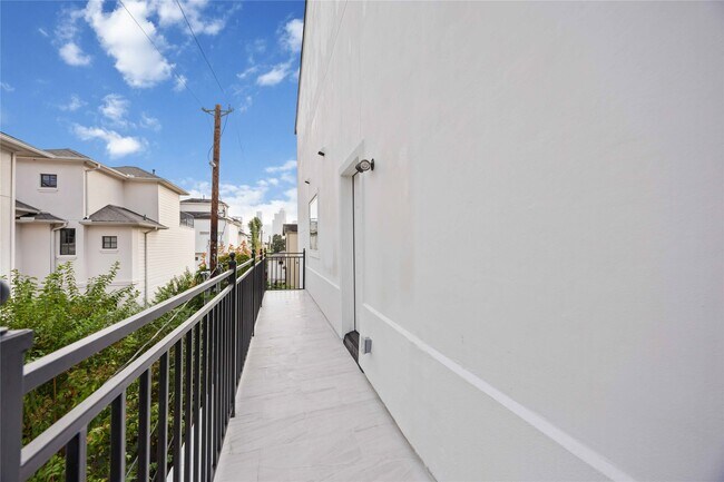 Building Photo - 1413 Stanford St