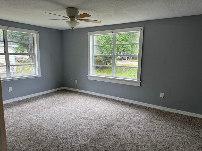 Building Photo - 605 Center Ave