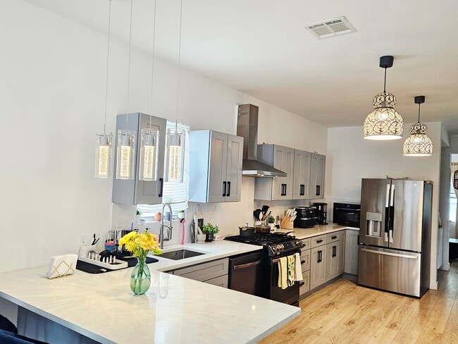 Building Photo - 84 Center Ave