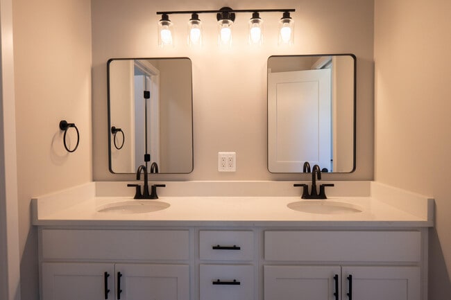 Building Photo - 8441 Oak Shade Cir