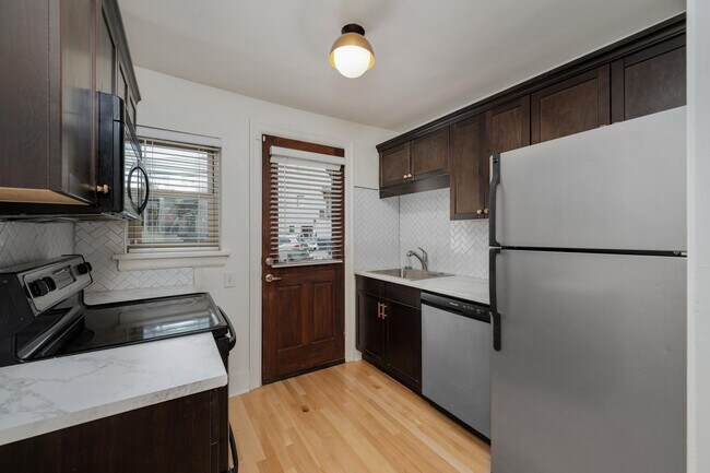 Building Photo - 2831 Hillside Dr
