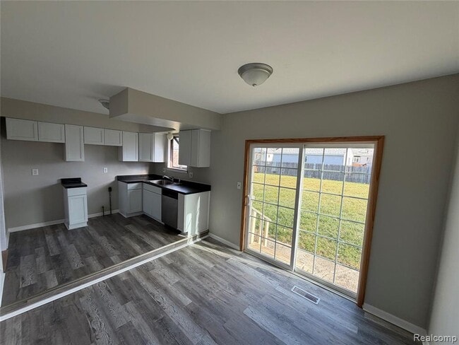 Building Photo - 147 S Carlson St