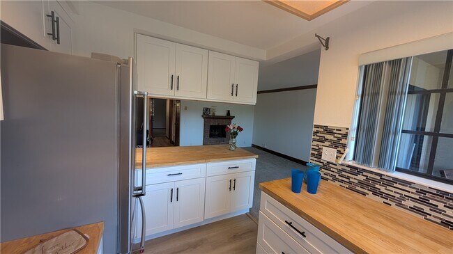 Building Photo - 8860 Villa La Jolla Dr