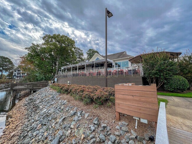 Building Photo - Amenity rich water front condo ready for move in!