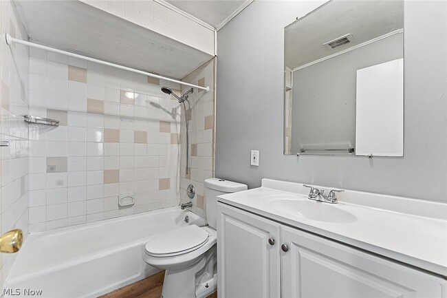 Building Photo - 473 E 222nd St