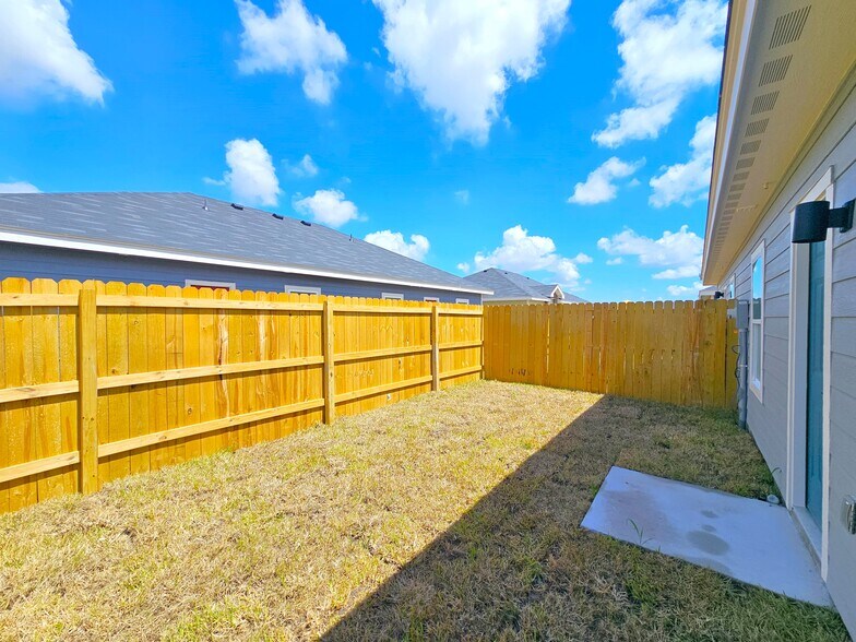 Building Photo - 2325 N Valley Cir