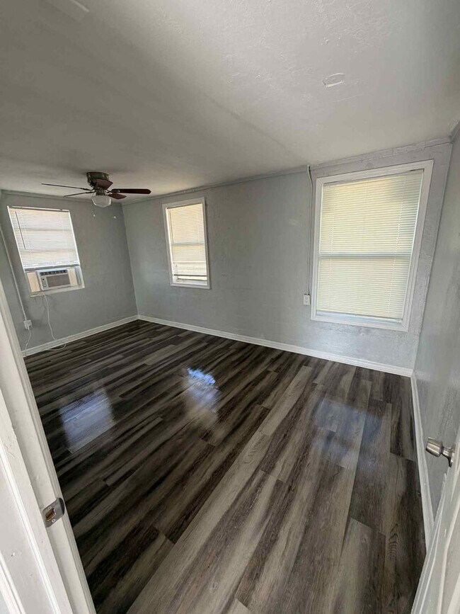 Building Photo - 205 4th St