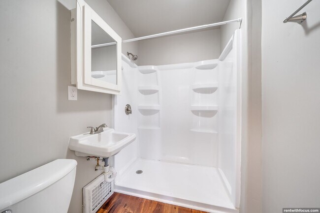 Building Photo - 328 Parkway Ave