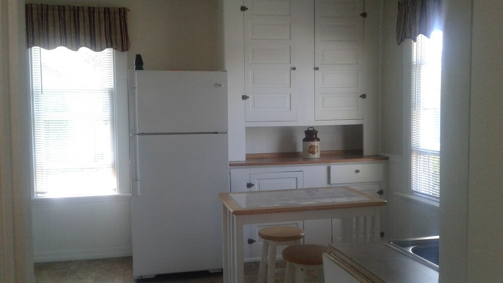 Building Photo - 416 E 3rd St