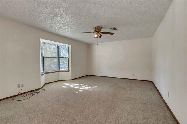 Building Photo - 8929 NE 52nd St