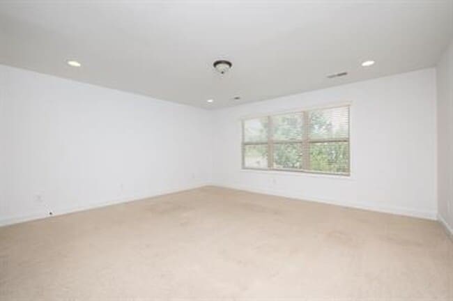 Building Photo - Stunning 4/3 Available Now!
