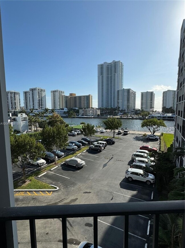 Building Photo - 800 Parkview Dr