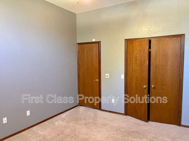Building Photo - 2204 Barton St