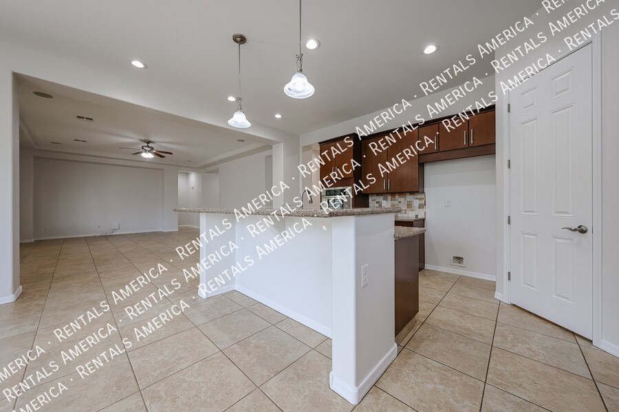 Building Photo - 1935 W Sparrow Dr