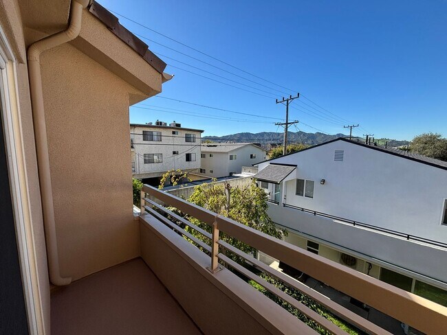 Building Photo - Remodeled 3 Bed 3 Bath Townhome for Rent in Glendale, CA