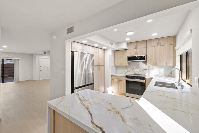 Building Photo - 3012 Willow Ln