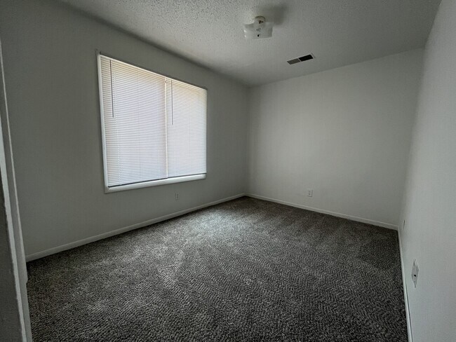 Building Photo - 619 Walnut Ave.