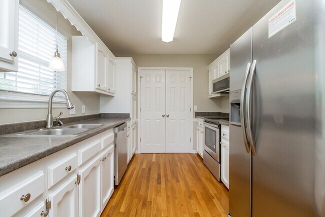 Building Photo - 1318 Knight Dr