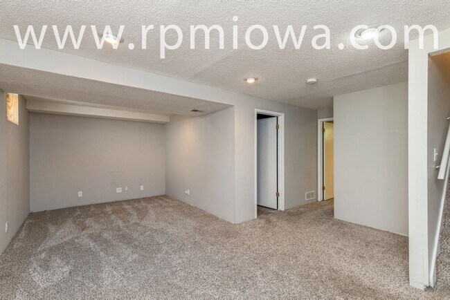 Building Photo - WONDERFUL RANCH HOME!! 2 Bed, 1 Bath Home in Ankeny