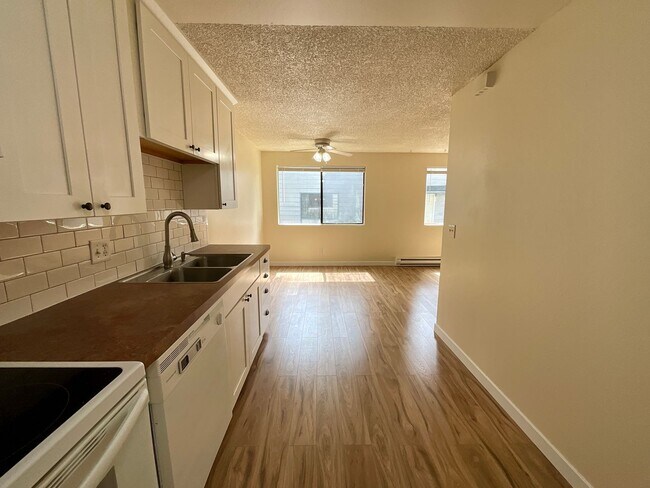 Building Photo - Updated 2BR Apartment | No Shared Walls | ...