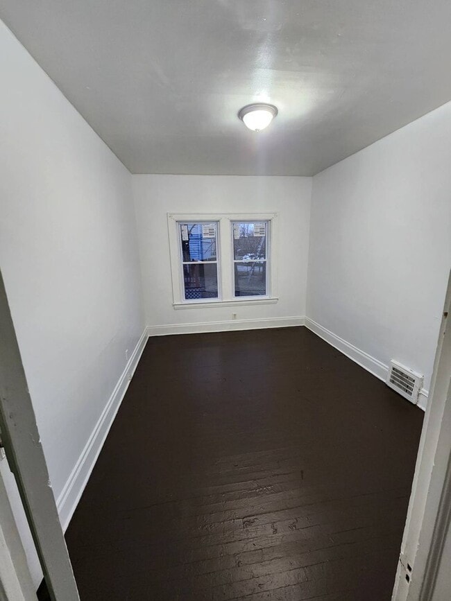 Building Photo - 3318 E 140th St