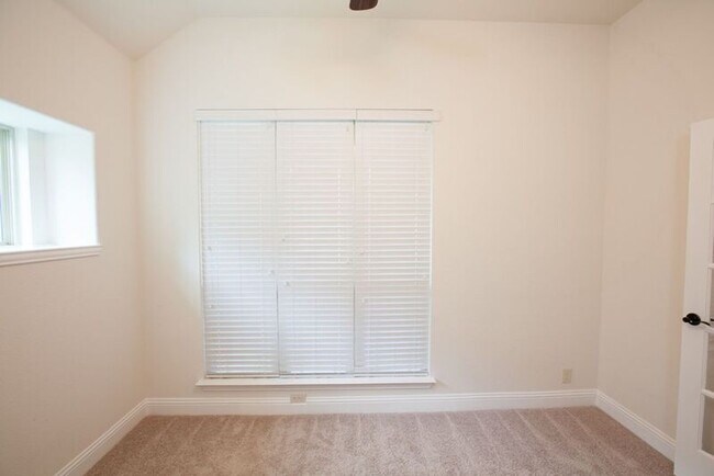 Building Photo - 517 Kelvington Dr
