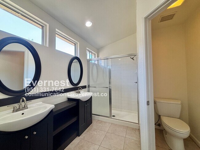 Building Photo - 3-Bedroom, 2.5-Bathroom Home with Modern A...