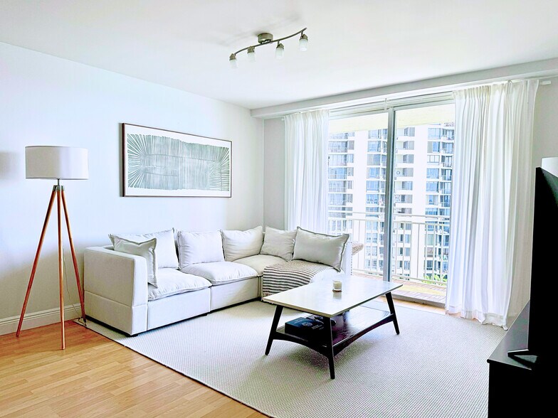 Building Photo - 770 Claughton Island Dr