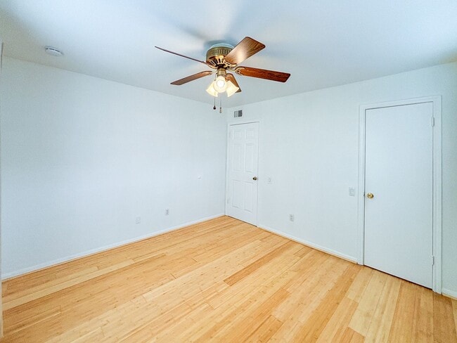Building Photo - 1860 White Oak Dr