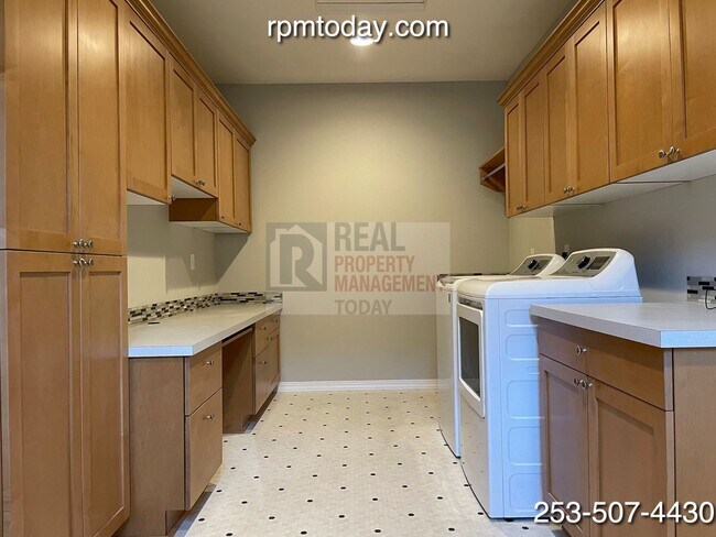 Building Photo - Gorgeous 2 Bedroom in 55+ Community!
