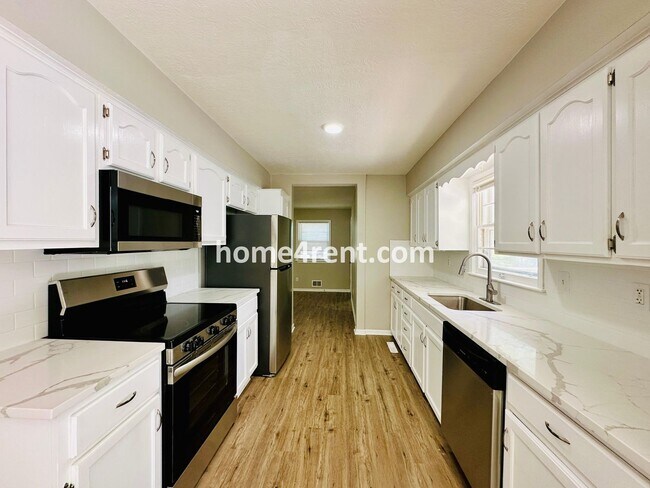 Building Photo - Like New, Ranch Style Home in Raytown - Wood Floors, Finished Basement, Fenced Yard!