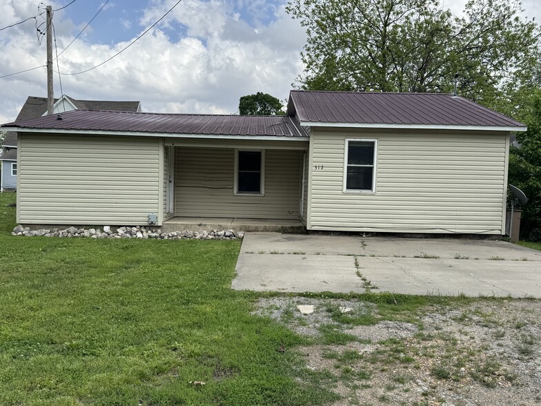 Front View/ Driveway - 312 S Elm St