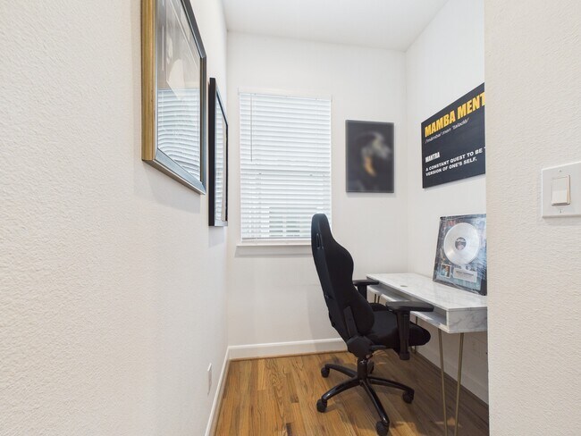 Building Photo - 2711 Clinton Dr