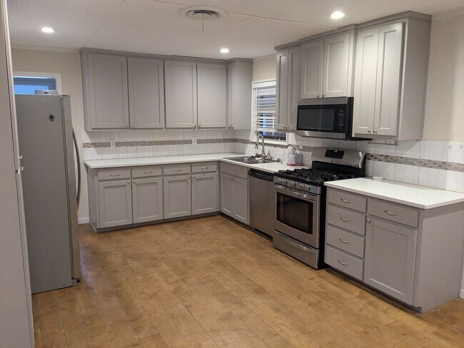 Building Photo - Spacious 4 Bed 2 Bath with Enclosed Patio and Stainless Steel Appliances