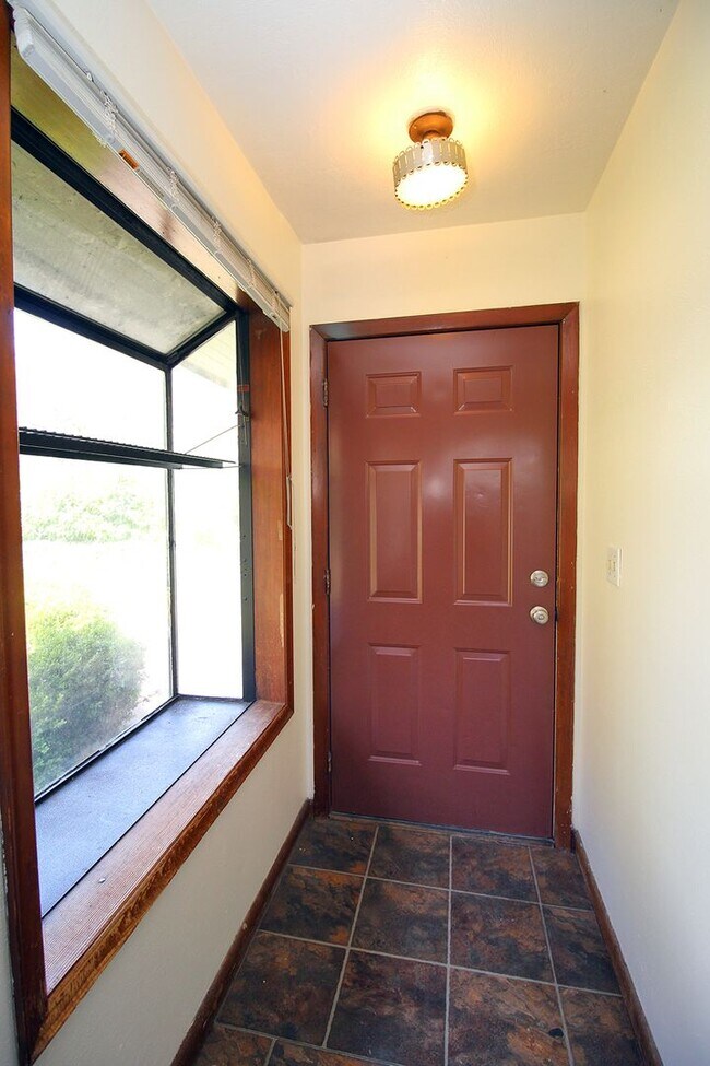 Building Photo - Delightful 3 Bedroom Mid-Century Ranch Hom...