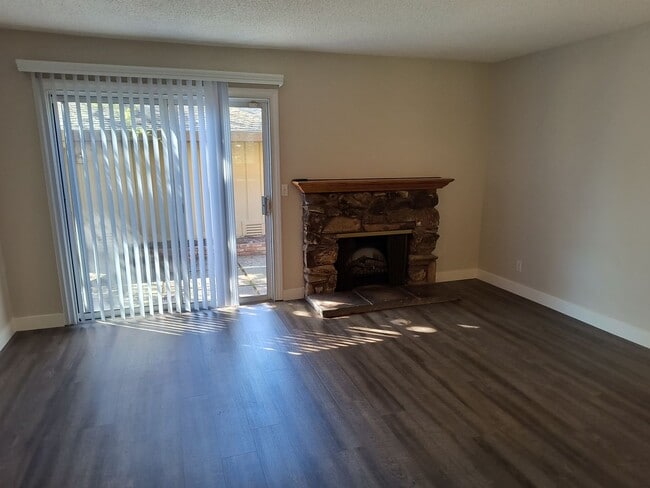 Building Photo - Newley Updated 4 bedroom, 2.5 bathroom Townhome in Citrus Heights!!!