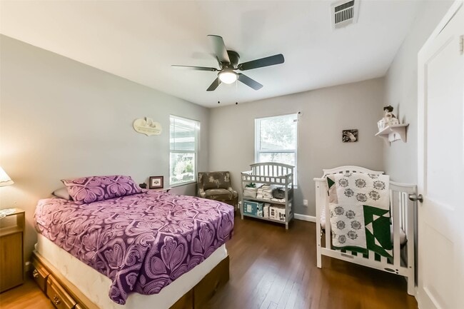 Building Photo - 1102 W Hart Ave