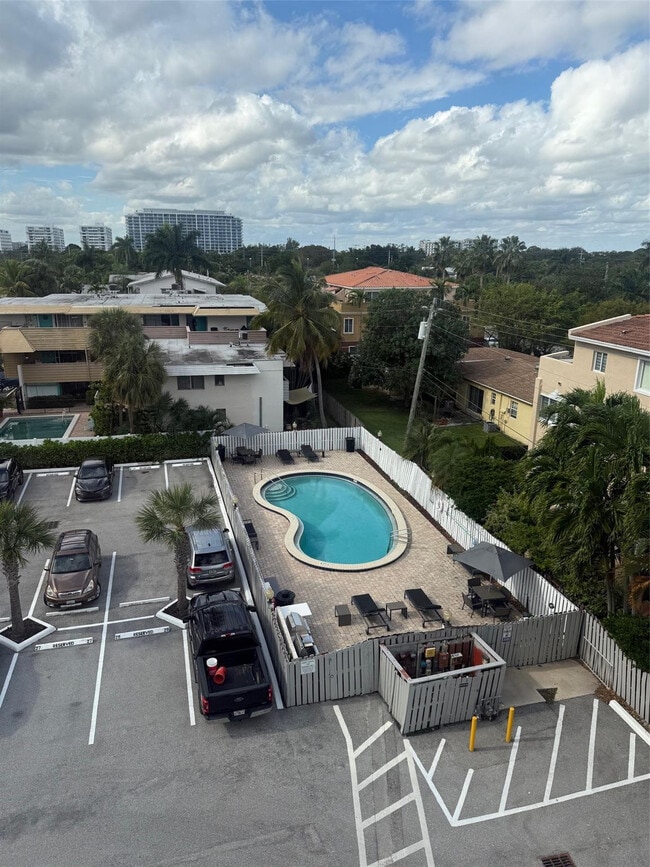 Building Photo - 2555 NE 11th St