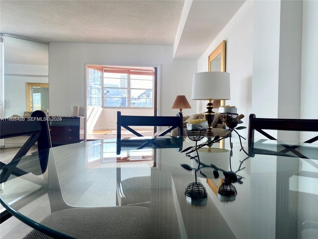 Building Photo - 905 Brickell Bay Dr