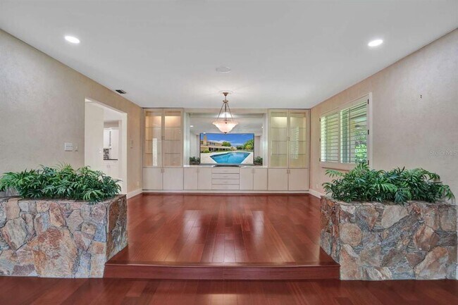 Building Photo - 2527 Lakes Dr