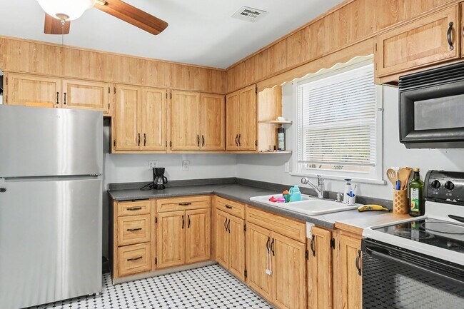Building Photo - Three bedroom, two bath single family home in Camp Hill