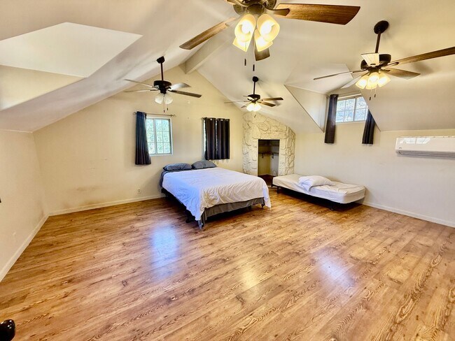 Building Photo - 4-BR Home with Horse Privileges in Apple Valley