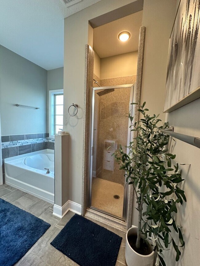 Building Photo - Pet Friendly Three Bedroom with Bonus!