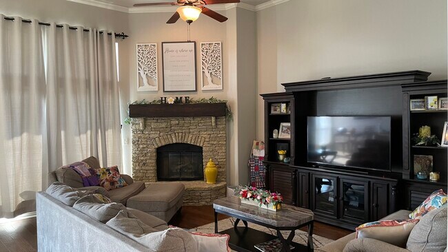 Building Photo - 15512 Maple Ridge Ln