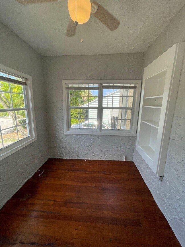 Building Photo - 736 Omar Rd