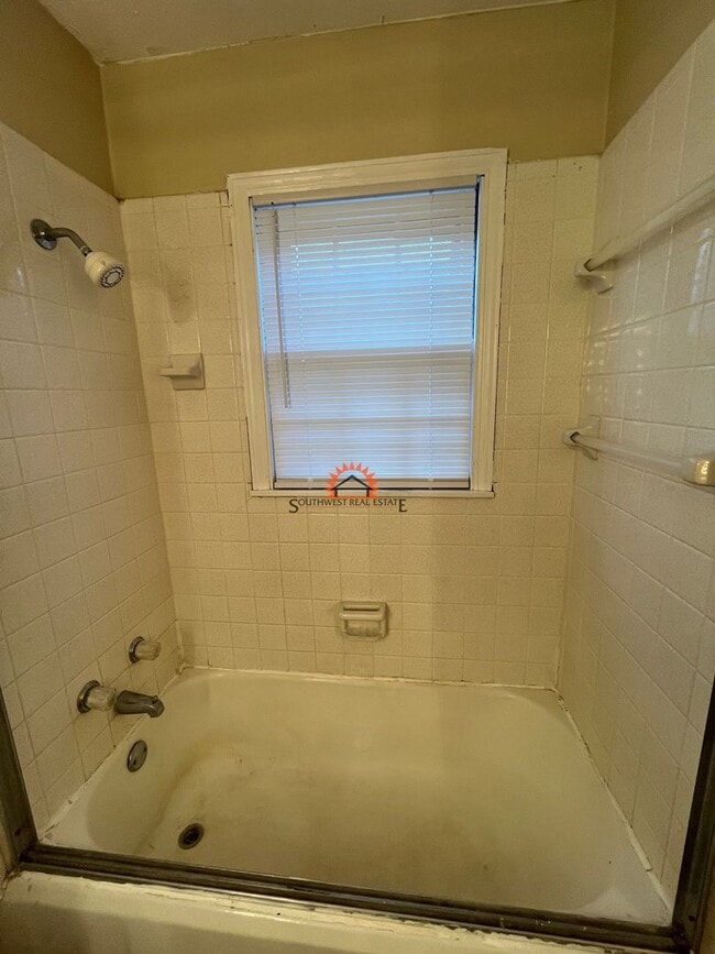 Building Photo - Spacious 3 bedrooms 1.5 baths home with 1 ...