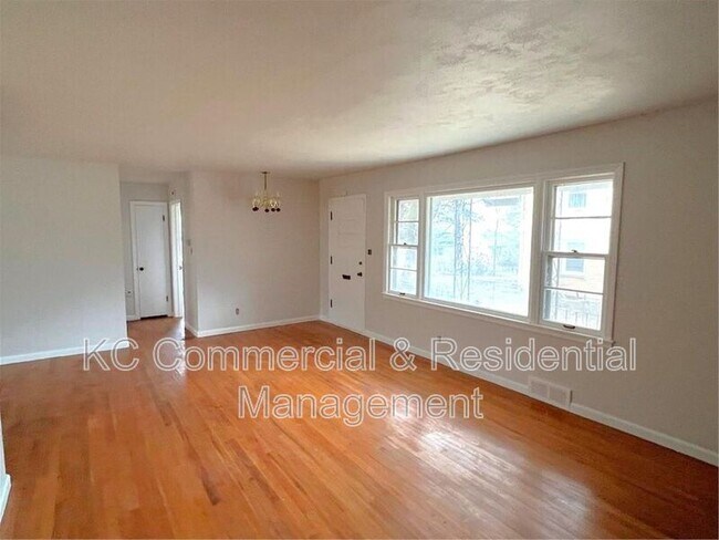 Building Photo - 802 E 75th Terrace