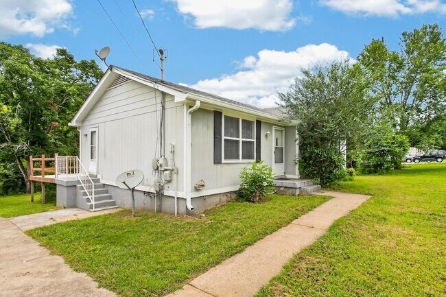 Building Photo - 1009 Lynndale Dr